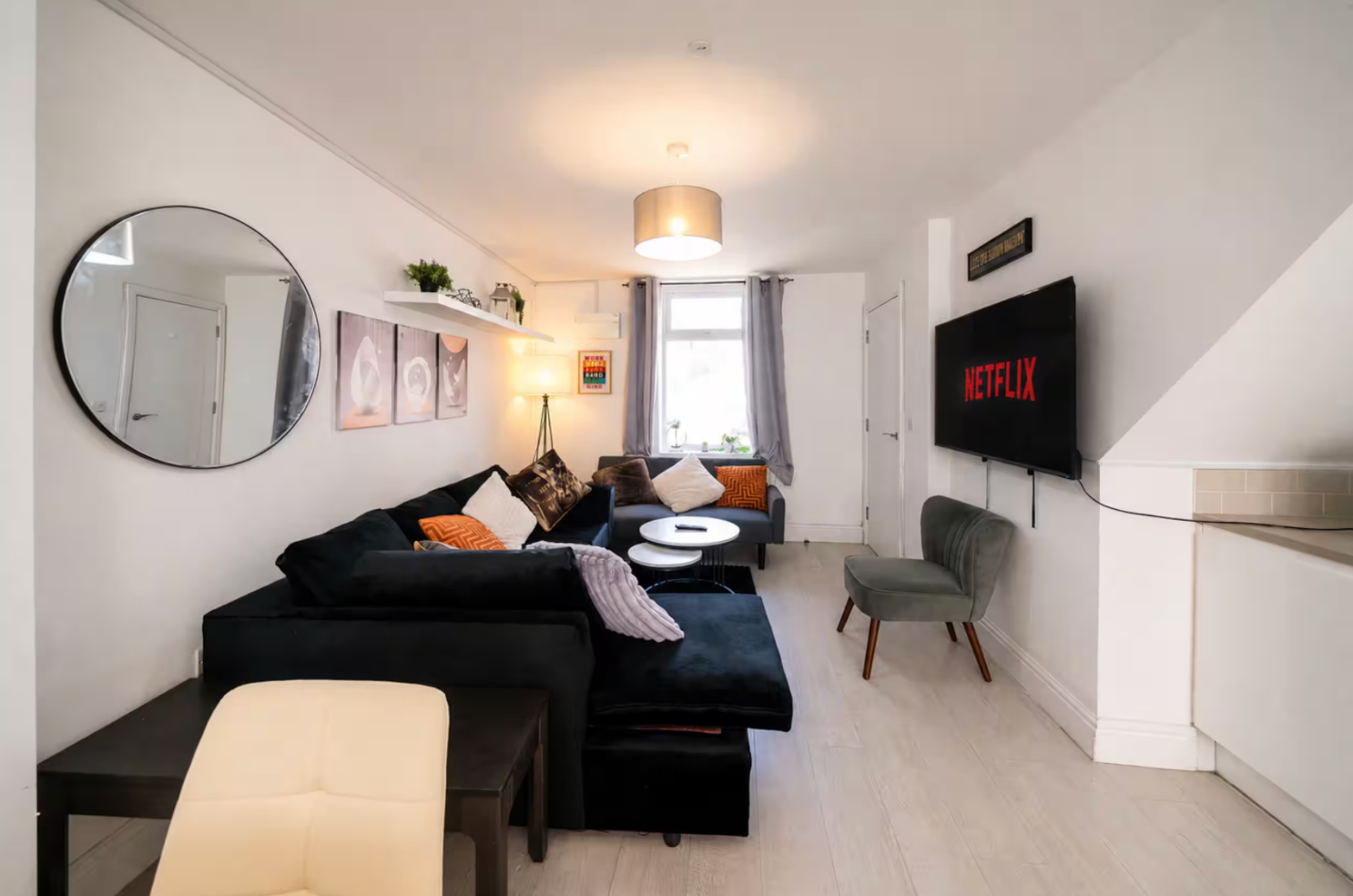 3-bed contractor flat in Cardiff with open-plan lounge (sleeps 9)